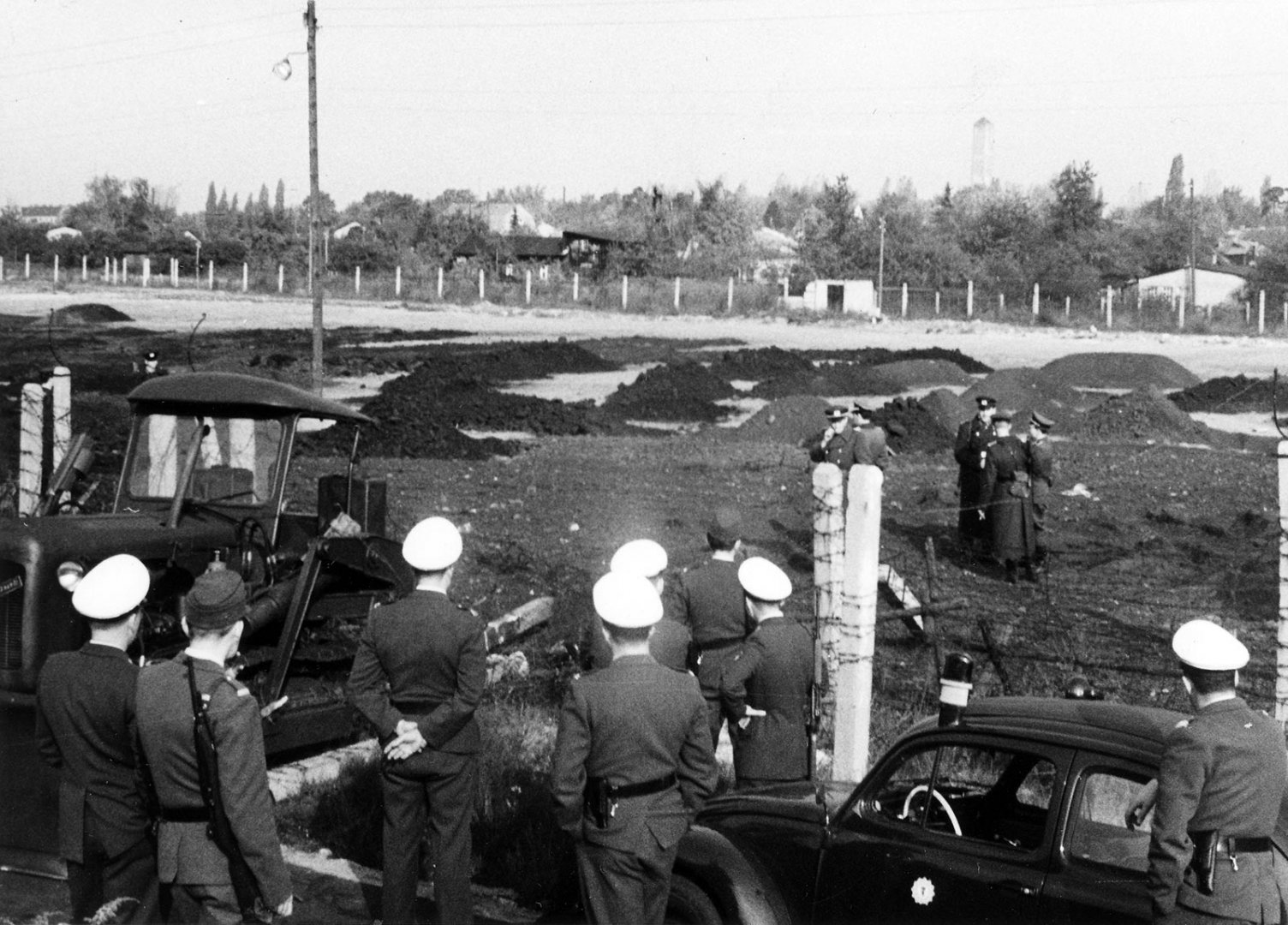 Bildergalerie Flucht Eines Ddr Grenzpolizisten Mit Einem Raupenschlepper 18 Oktober 1963 