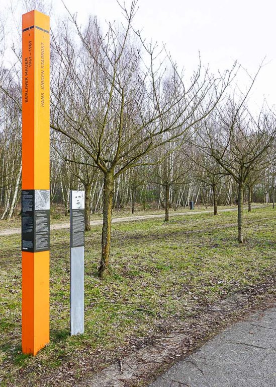 Hans-Jürgen Starrost: Commemorative Column on Gudrunstrasse between Teltow-Seehof and Berlin-Steglitz Hans-Jürgen Starrost: Commemorative Column on Gudrunstrasse between Teltow-Seehof and Berlin-Steglitz