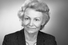 Porträtaufnahme der lächelnden Margot Honecker.