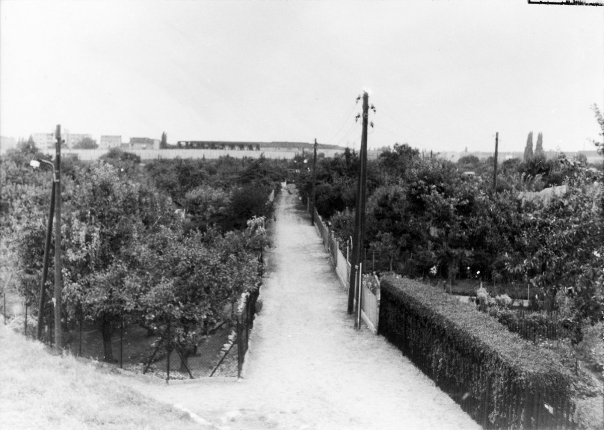 Gelungene Flucht Uber Den Grenzubergang Bornholmer Strasse 2 September 1986 Chronik Der Mauer