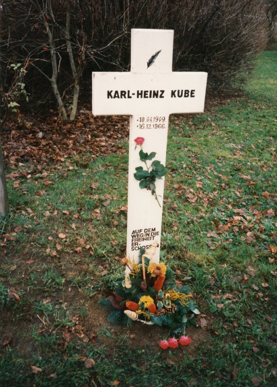 Karl-Heinz Kube, shot dead at the Berlin Wall: Memorial cross erected by his family on Berlepschstrasse in Berlin-Düppel (photo: early 1990s) Karl-Heinz Kube, shot dead at the Berlin Wall: Memorial cross erected by his family on Berlepschstrasse in Berlin-Düppel (photo: early 1990s)