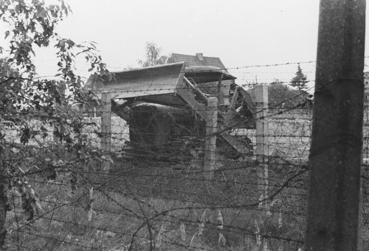 Gelungene Flucht Von DDR-Grenzpolizisten Mithilfe Einer Planierraupe ...