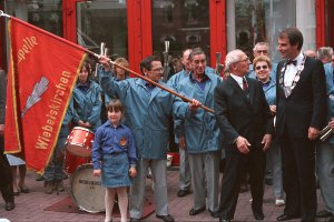 Erich Honecker is welcomed in Neunkirchen (Saarland) by a shawm band from Wiebelskirchen, his place of birth, 1987