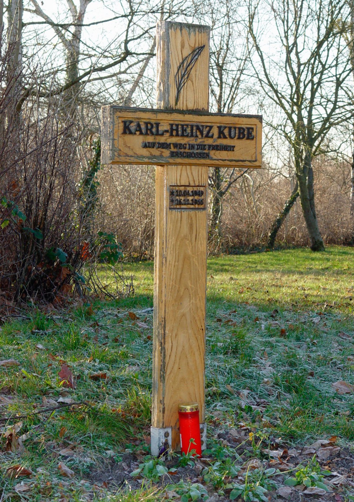 Karl-Heinz Kube, shot dead at the Berlin Wall: New memorial cross in Berlin-Düppel (photo: 2004) Karl-Heinz Kube, shot dead at the Berlin Wall: New memorial cross in Berlin-Düppel (photo: 2004)