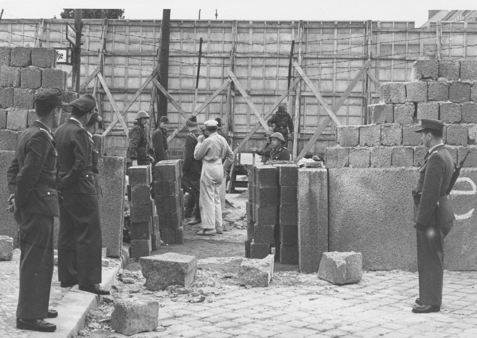 Material Chronik Der Mauer 